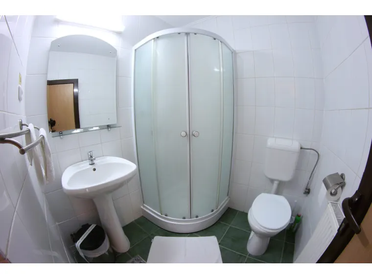 Baie proprie cu cabină de duș