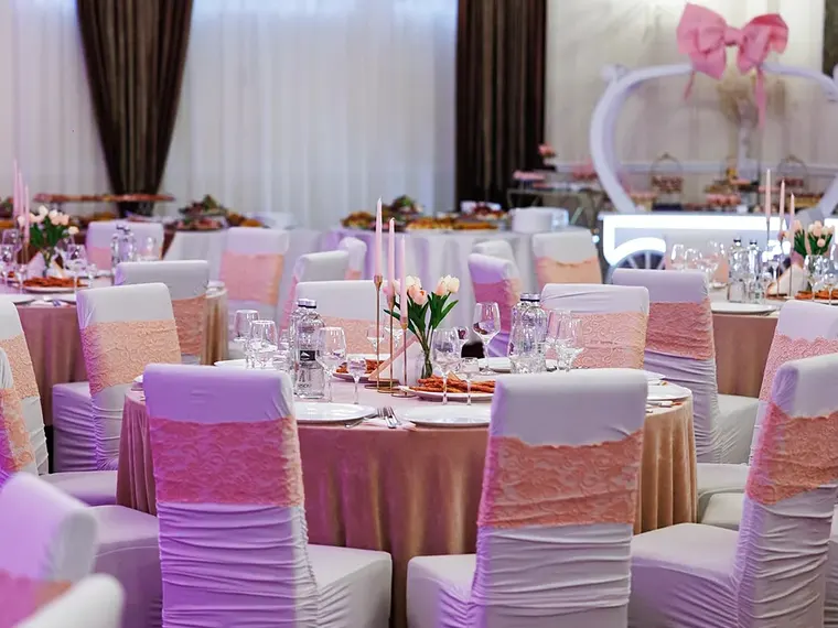 Salon aranjat în alb și roz