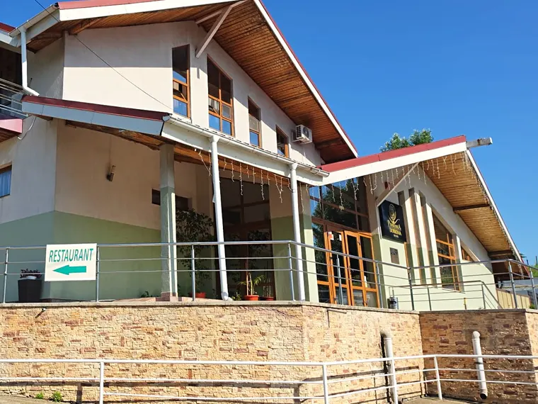 Intrarea restaurantului, în piatră naturală